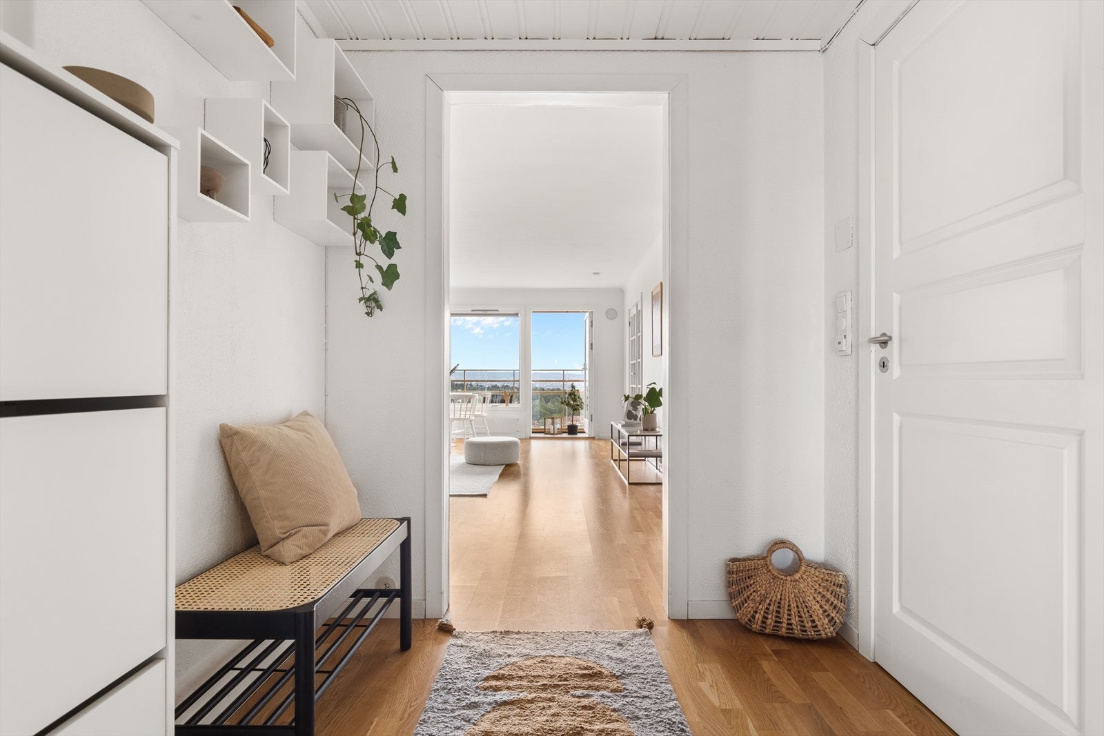 Innbydende entré til leiligheten som gir et godt førsteinntrykk og knytter deg fint opp til resten av leiligheten. Galleribilde