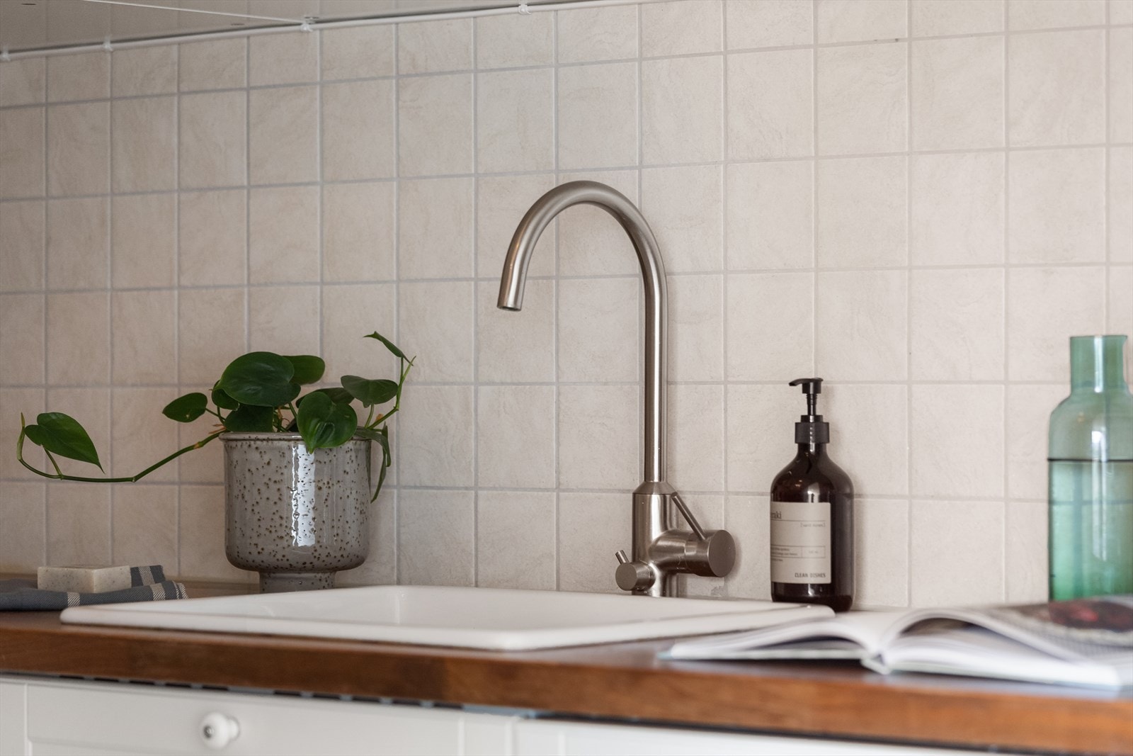 Kjøkkenet er utstyrt med platetopp, komfyr, kjøl/fryseskap, ventilator og oppvaskmaskin. Alle hvitevarer medfølger. Galleribilde