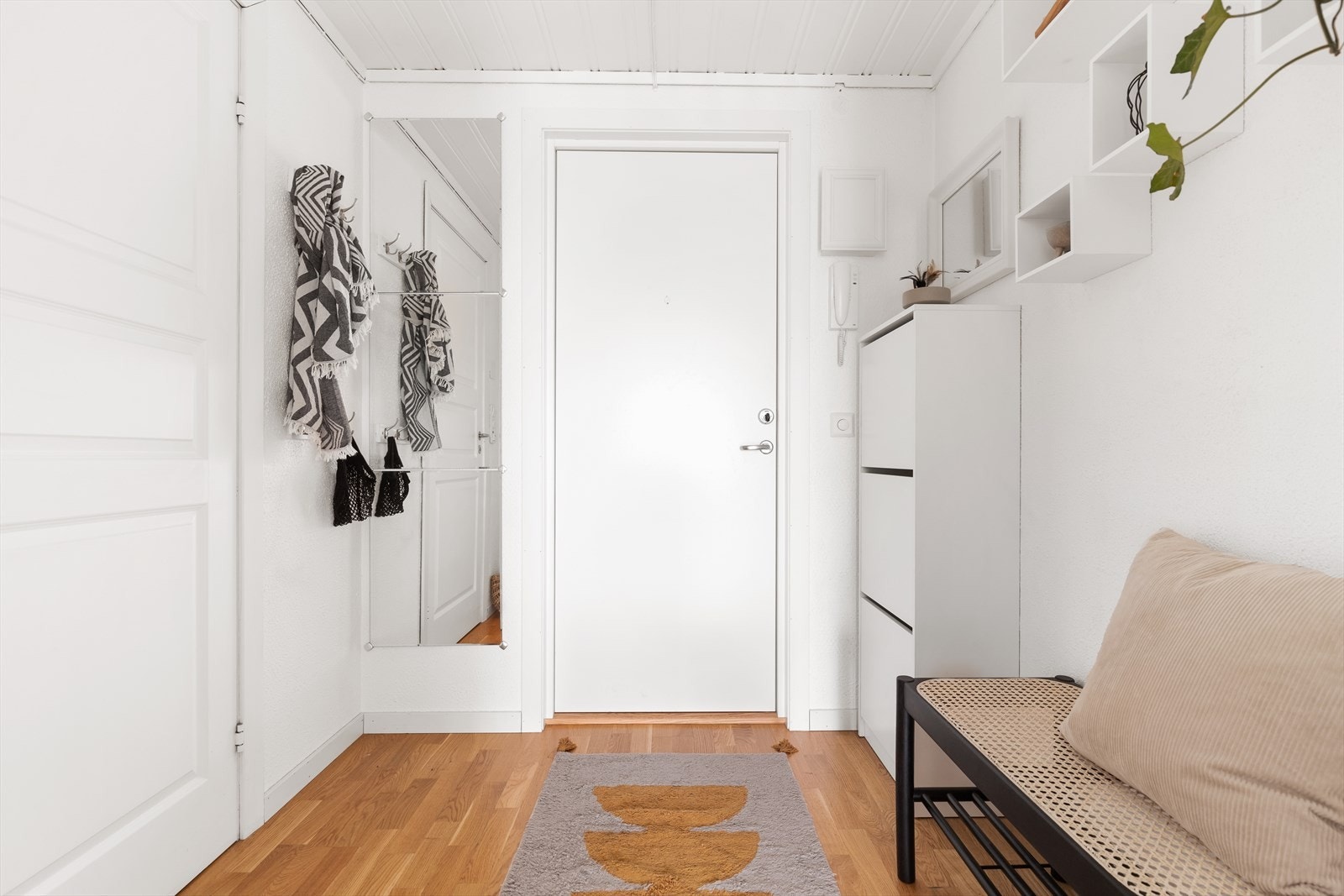 Plass til knagger, kommoder og hyller for oppbevaring av klær og sko. Galleribilde