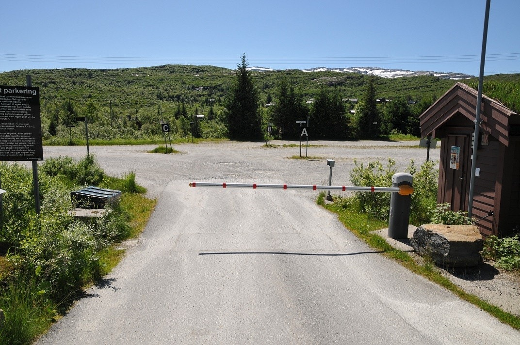 Innkjøring til parkeringplass med bom Galleribilde