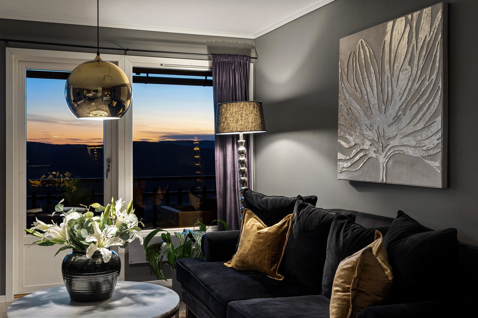 Fra sofakroken kan du nyte utsikten og solnedgangen Galleribilde