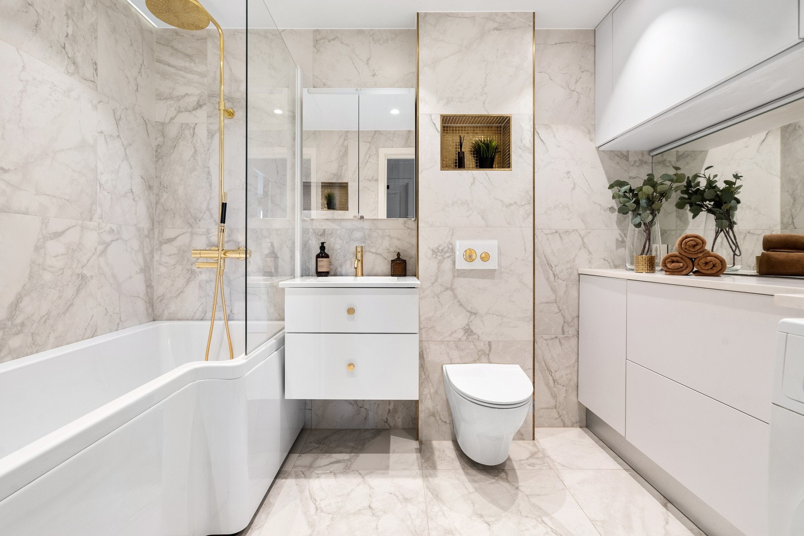 Rålekkert bad med downlights i tak og fliser med marmormønster Galleribilde