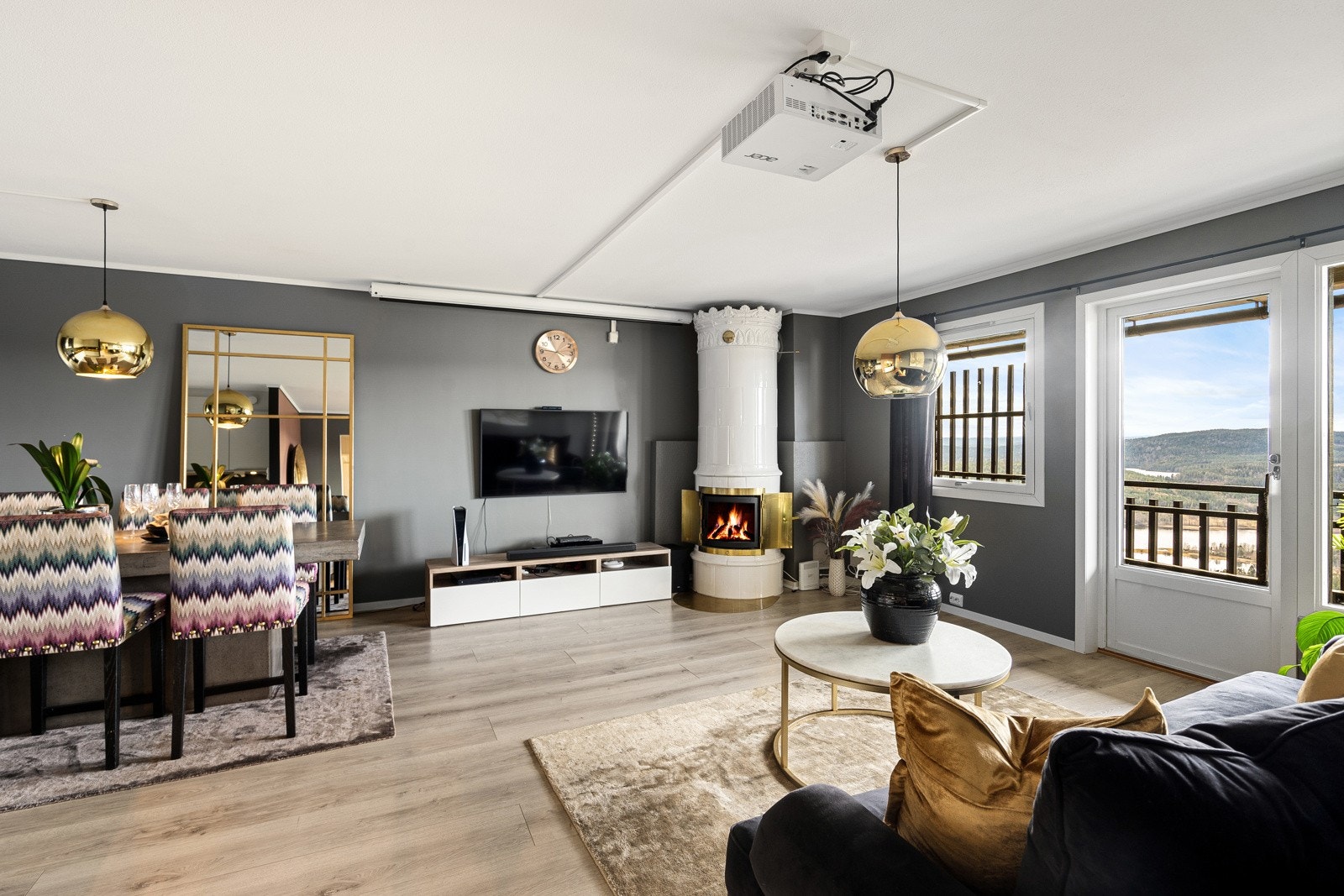 Stuen er enkel å innrede og har en flott kakkelovn som gir en lun og koselig atmosfære Galleribilde