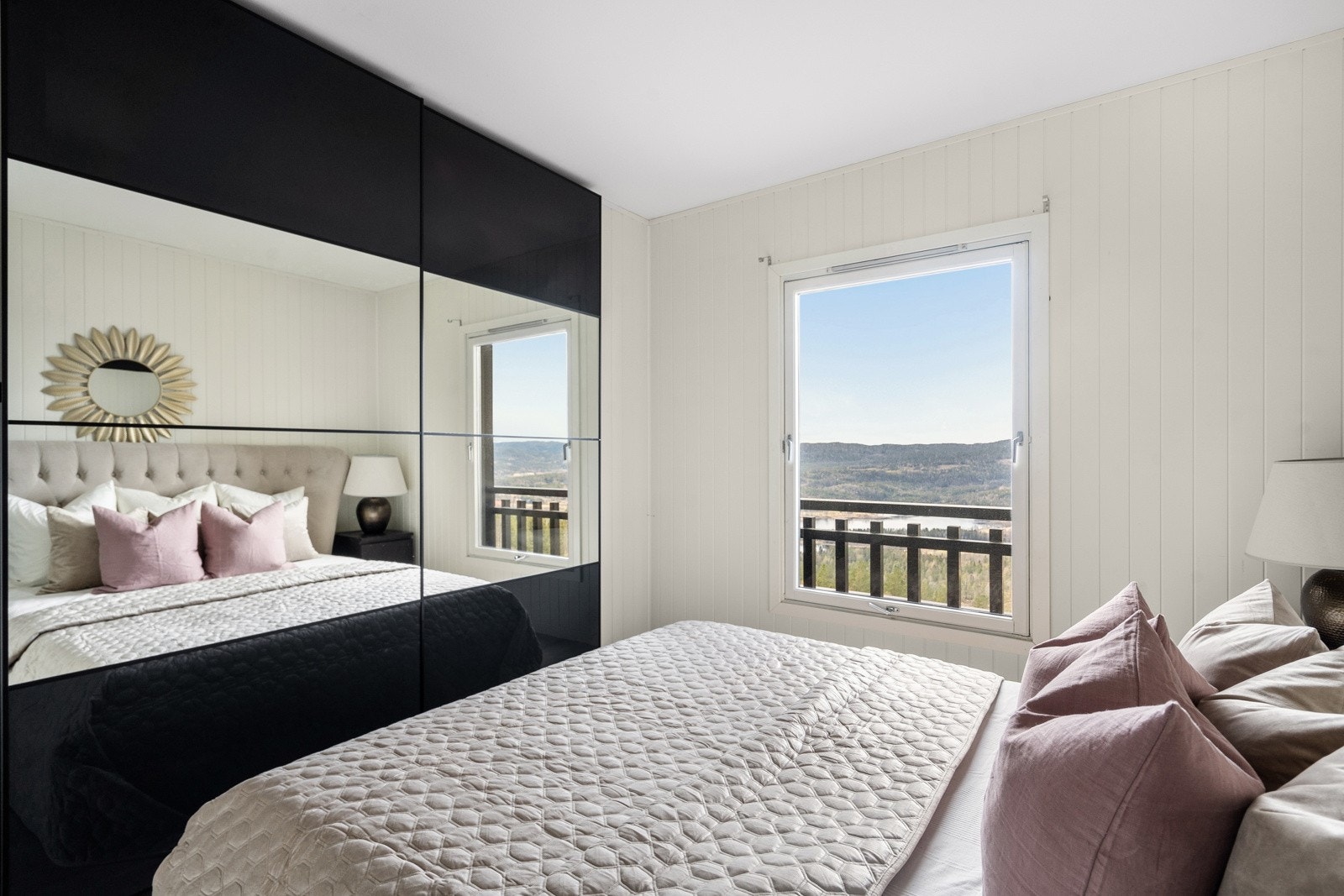 Stor og pen skyvedørsgarderobe med speilfronter Galleribilde