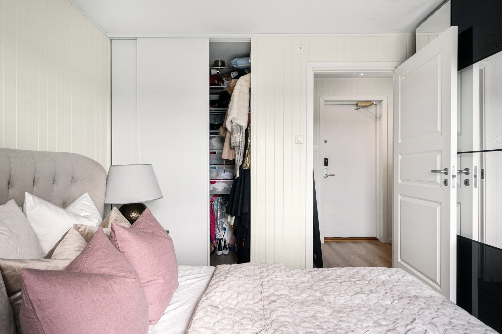 Romslig walk-in garderobe på soverommet Galleribilde