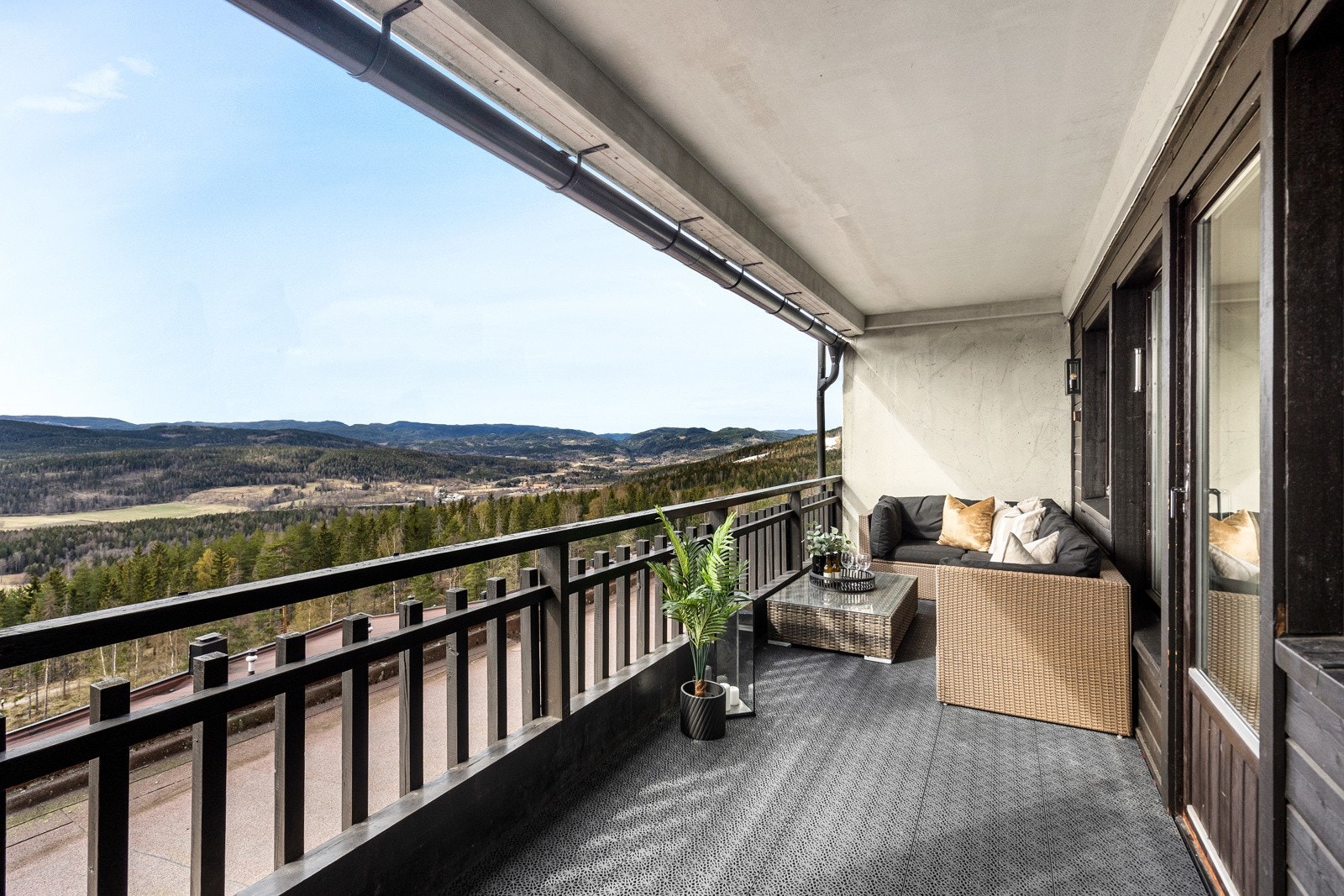 Fra stuen er det utgang til stor overbygget terrasse på ca. 14 kvm Galleribilde