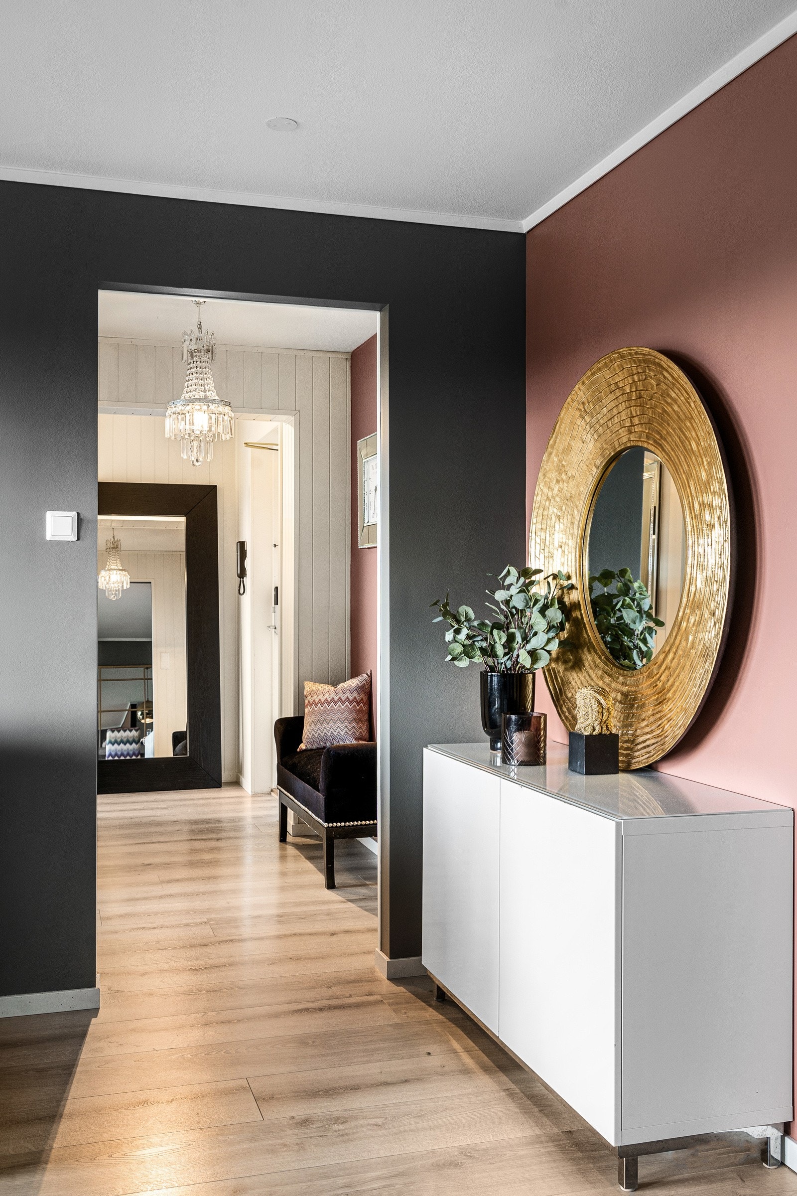 I gangen er det inngang til boligens to soverom og badet Galleribilde