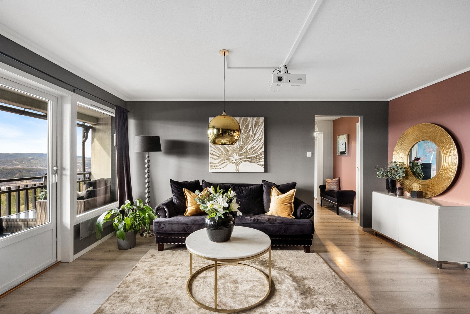 De store vindusflatene gir rikelig med naturlig lys i leiligheten Galleribilde