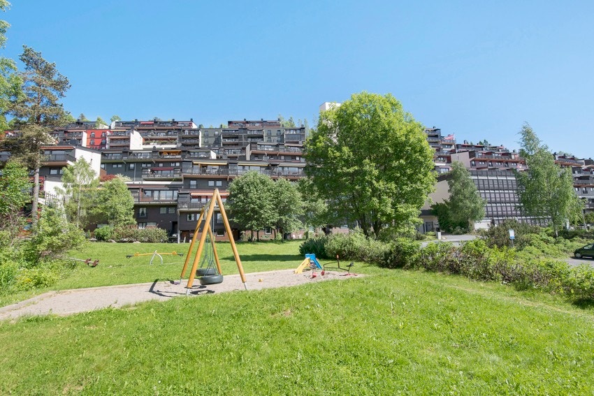 Området har hyggelige fellesområder med plenareal og lekeplasser Galleribilde