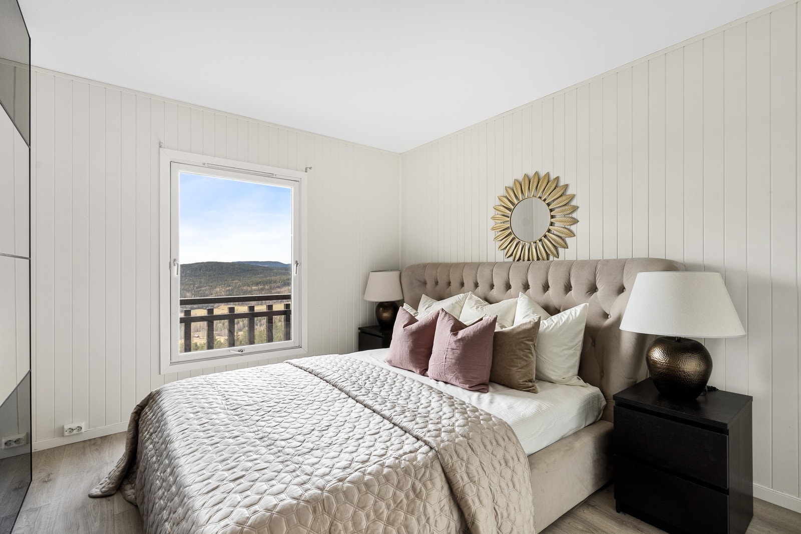 Stort hovedsoverom med god plass til dobbeltseng, nattbord, garderobeløsning, etc Galleribilde