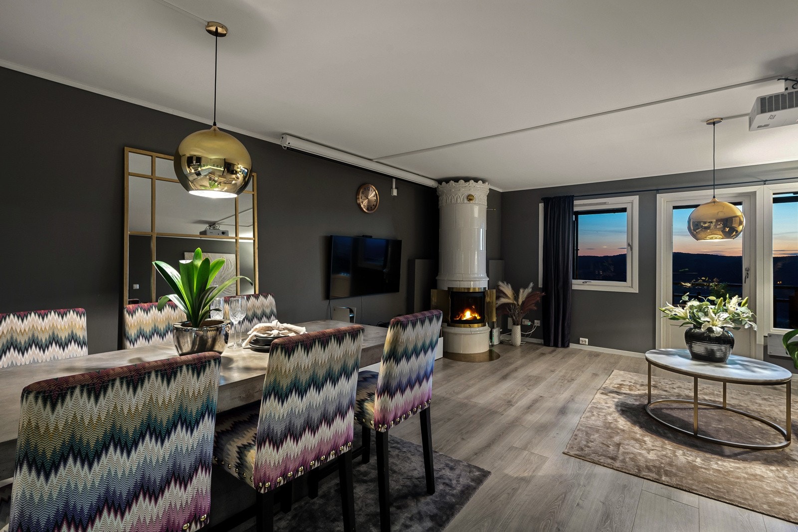 Fra middagsbordet kan du nyte de gode utsiktsforholdene Galleribilde