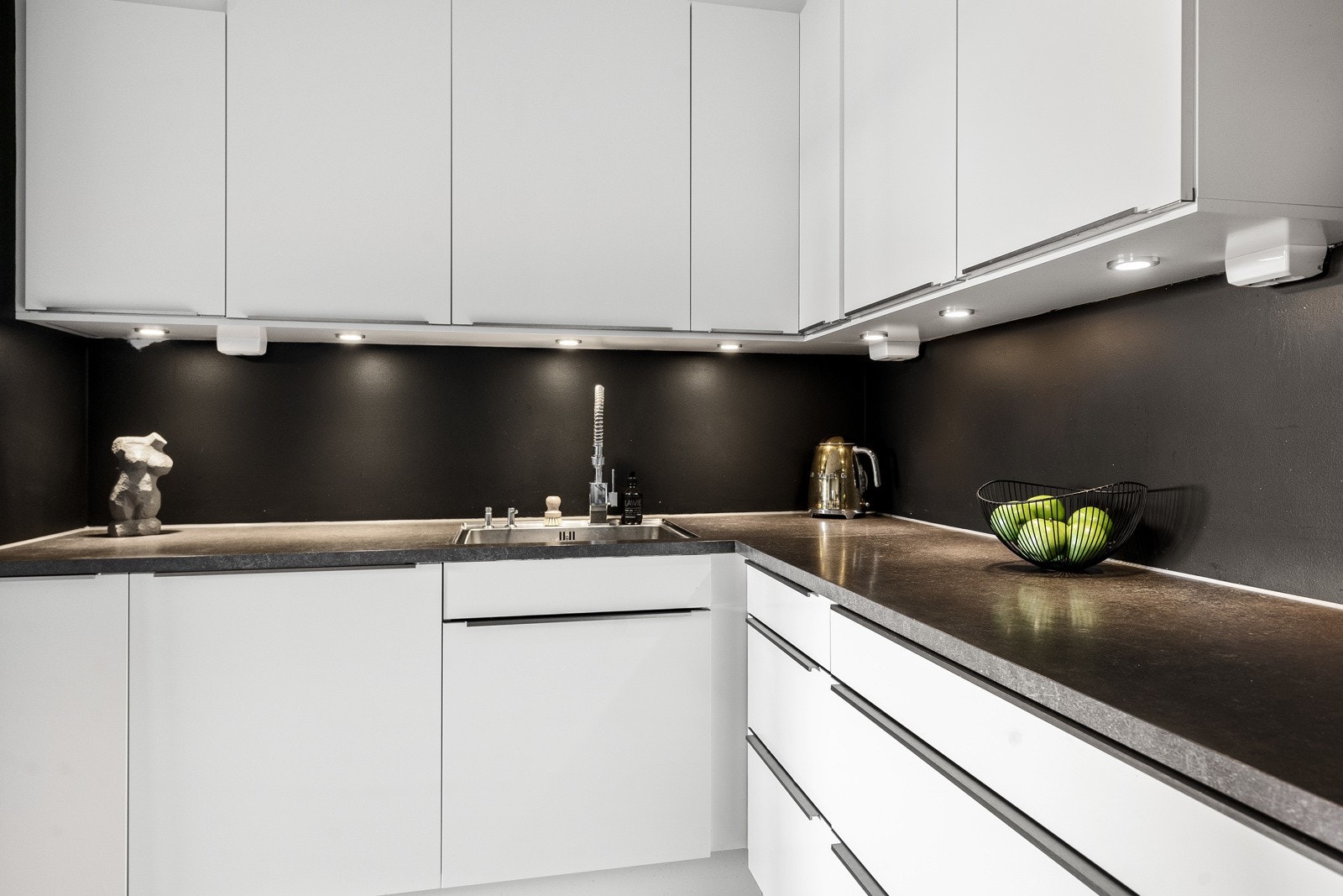 Meget pent kjøkken med god skap- og benkeplass Galleribilde