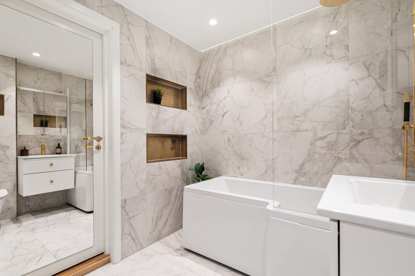 På badet er det behagelig gulvvarme Galleribilde