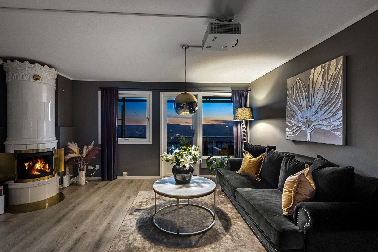 Leiligheten byr på en enestående panoramaustikt hvor du kan drømme deg bort i ditt eget univers Galleribilde