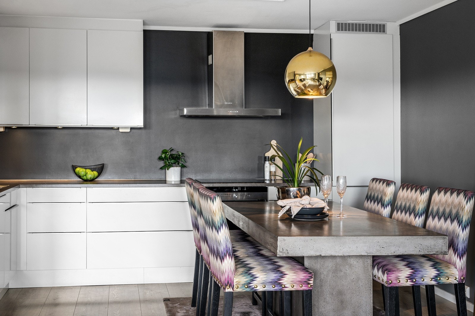 Ved kjøkkenet er det god plass til en romslig spisestue Galleribilde