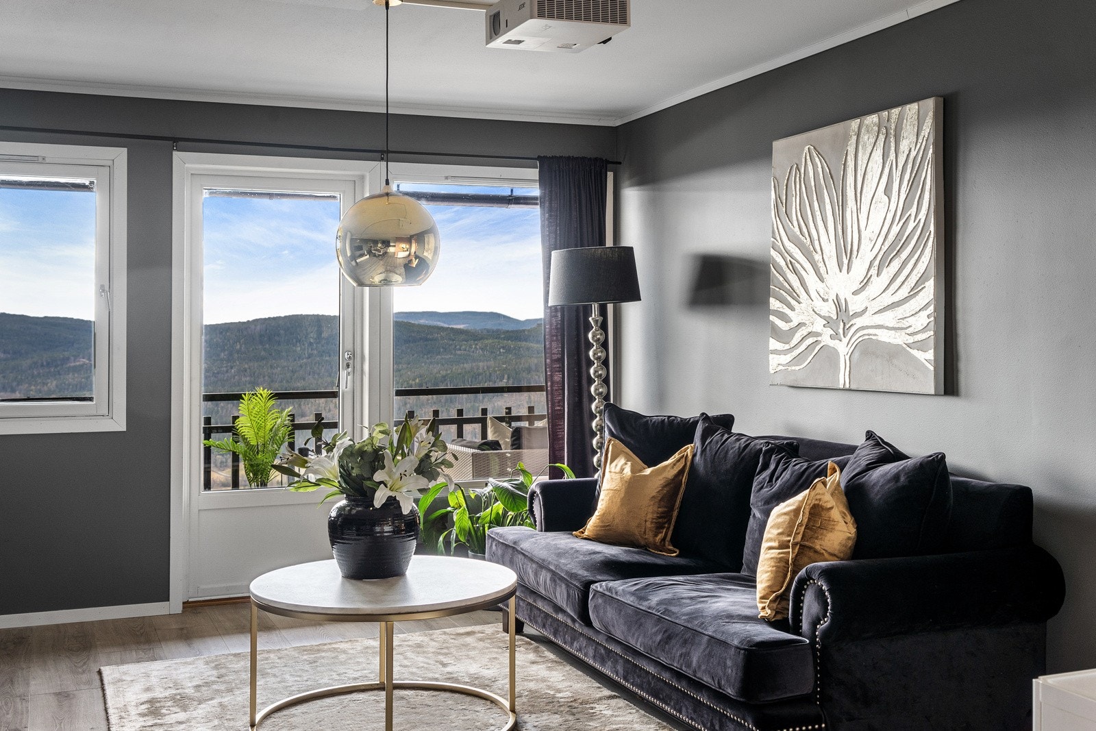 Det er god plass til en romslig sofagruppe med tilhørende møblement Galleribilde