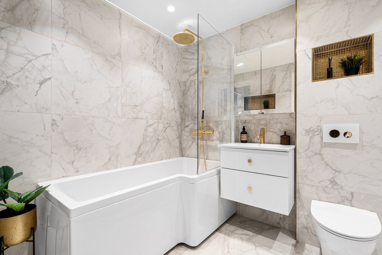 Badekar med regnfallsdusj i gullfarge, samt servant med armatur i gull Galleribilde