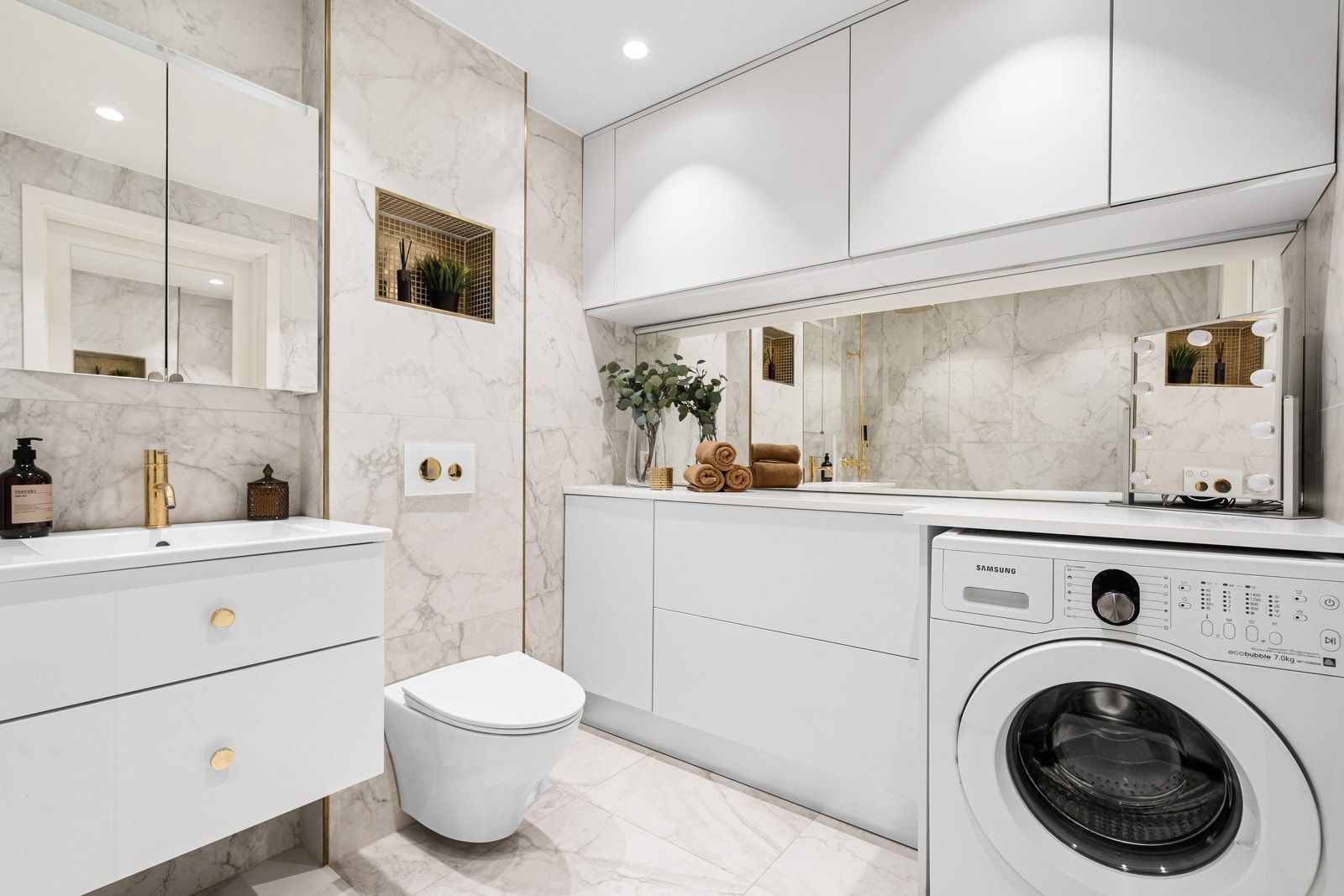 Opplegg for vaskemaskin og meget godt med lagringsplass! Galleribilde