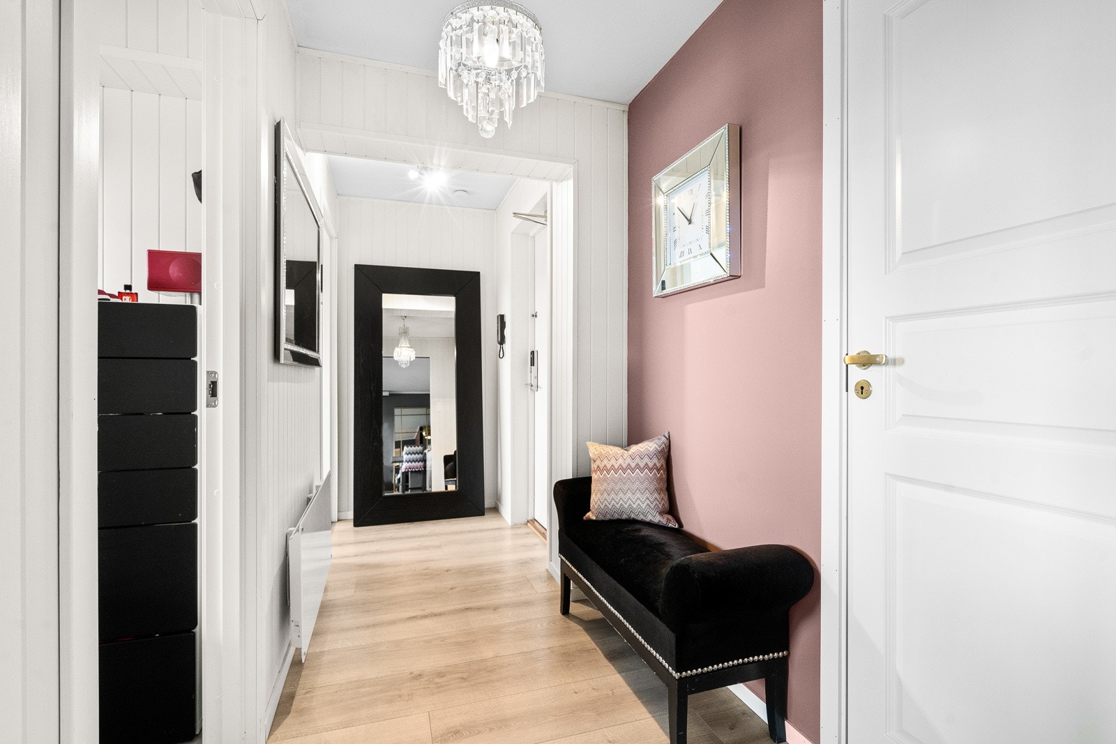 Innbydende entré som gir et meget godt førsteinntrykk av leiligheten Galleribilde