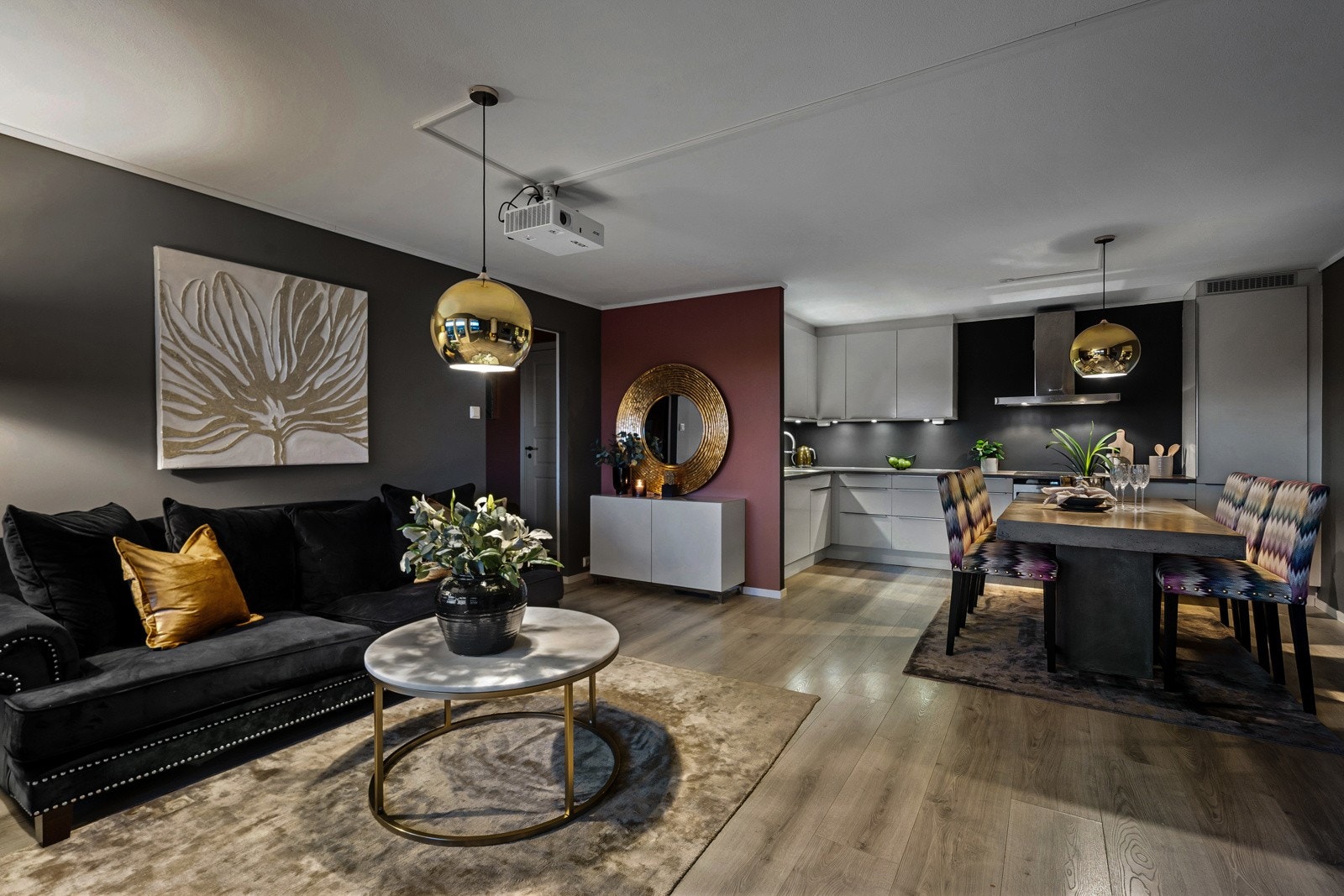 Kjøkkenet er i sosial og åpen løsning mot stuen Galleribilde