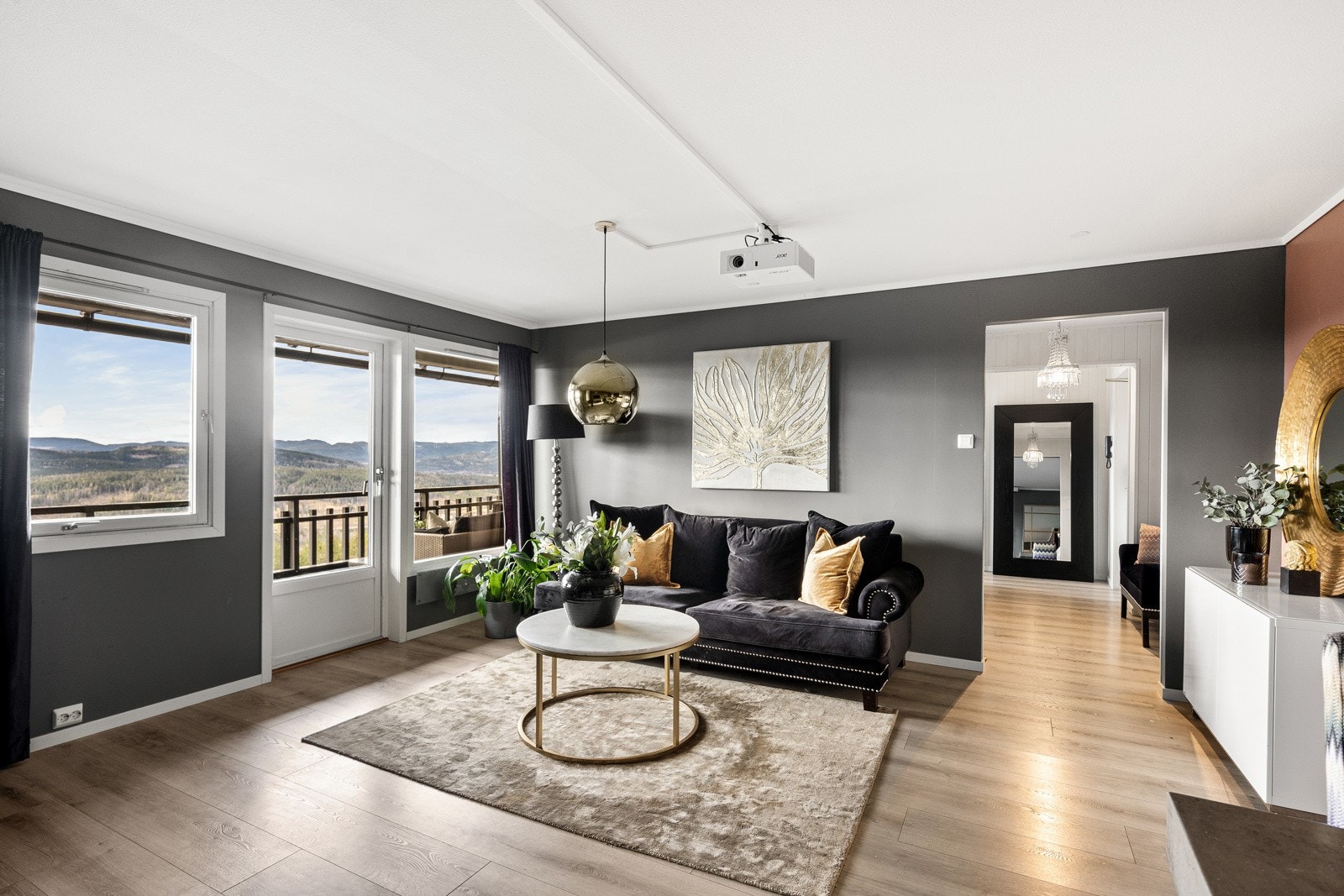 Innvendig består boligen av romslig stue med åpen kjøkkenløsning og naturlig soneinndeling, lekkert baderom, to gode soverom og innbydende entré Galleribilde