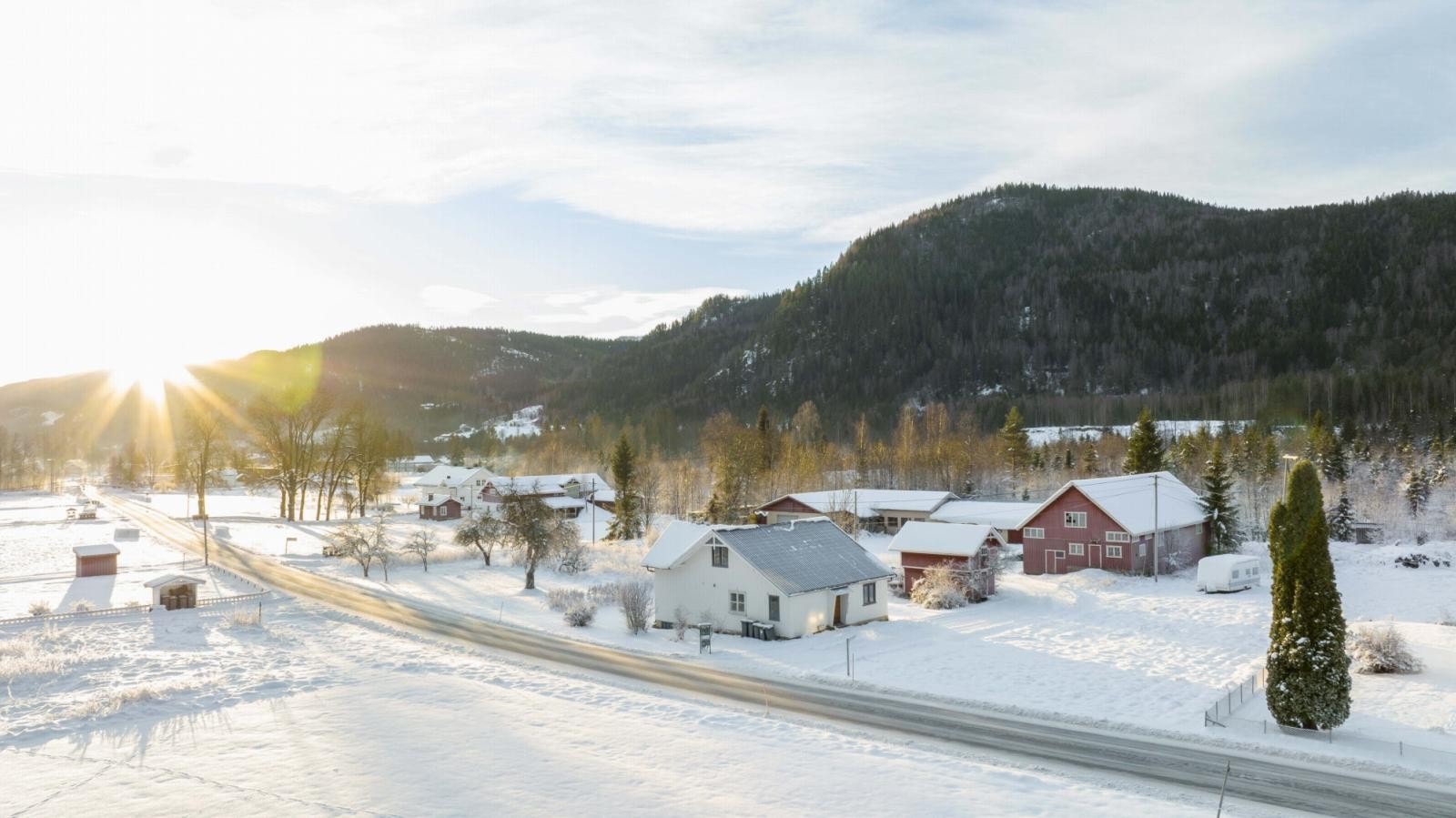 Dette er en innholdsrik eiendom med bolighus, stabbur, låve og et eldre hus/lager Galleribilde