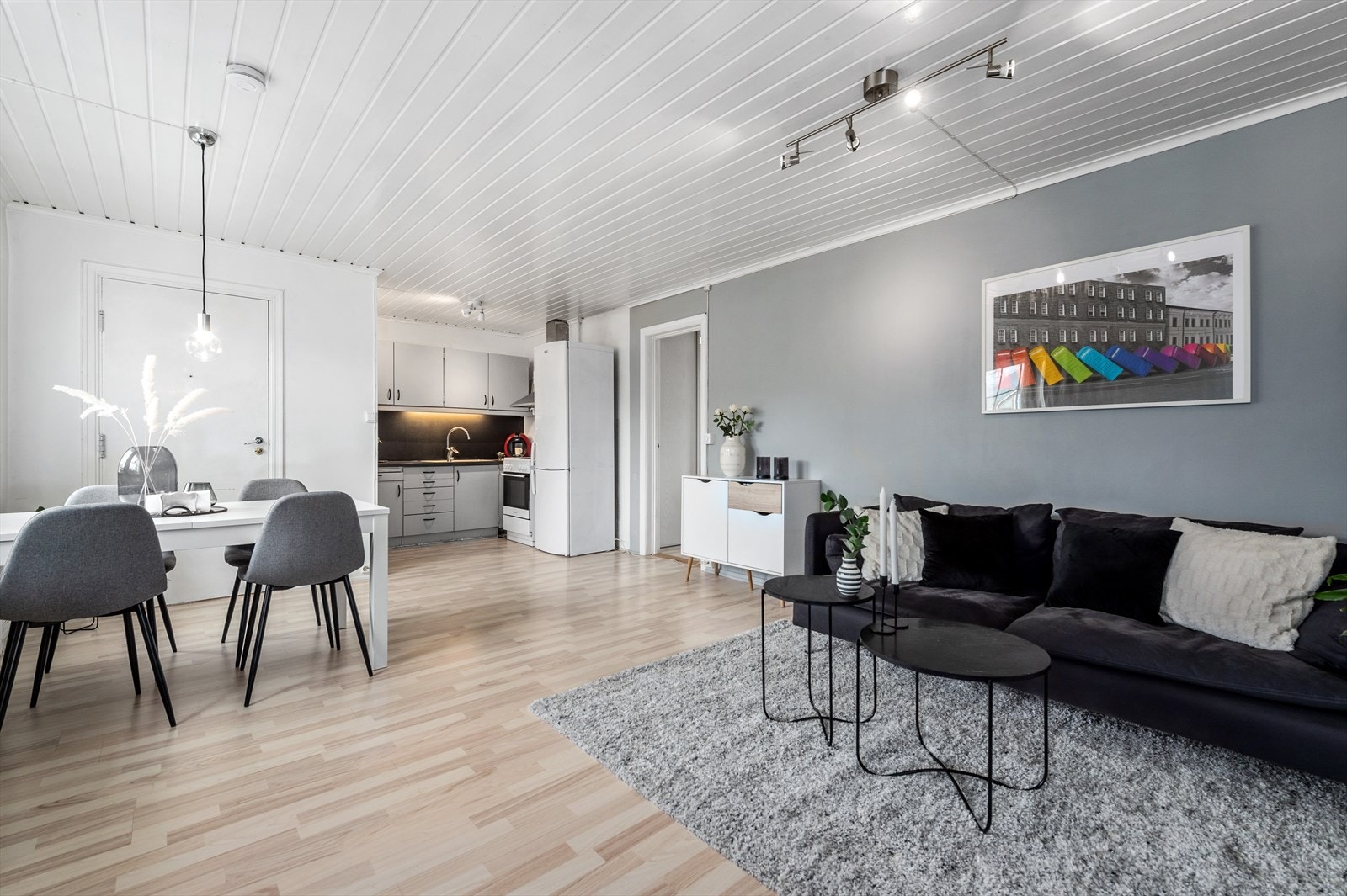 DNB Eiendom ved Kari-Anne Haugan og Nina Klæbo Rustad har gleden av å ønske velkommen til en hyggelig visning i Drammensveien 12. Galleribilde