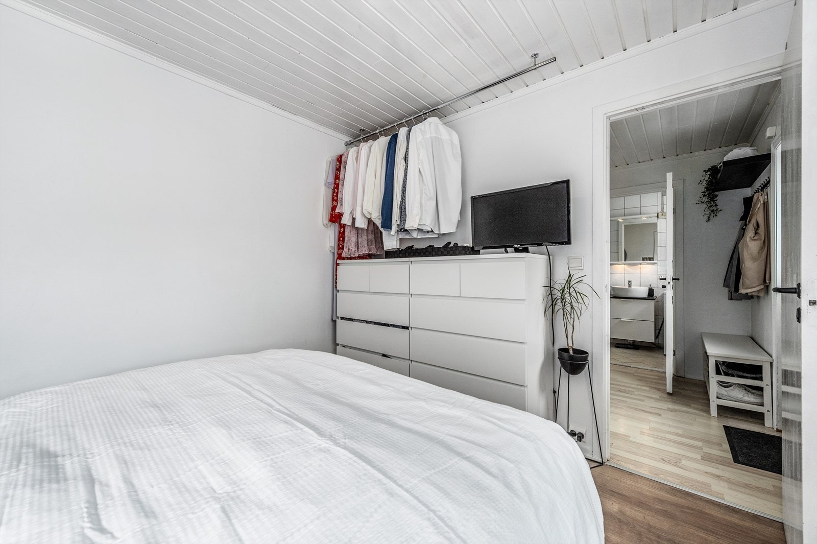 Soverommet har plass til både dobbeltseng, tilhørende nattbord på begge sider og kommode eller et garderobeskap. Galleribilde