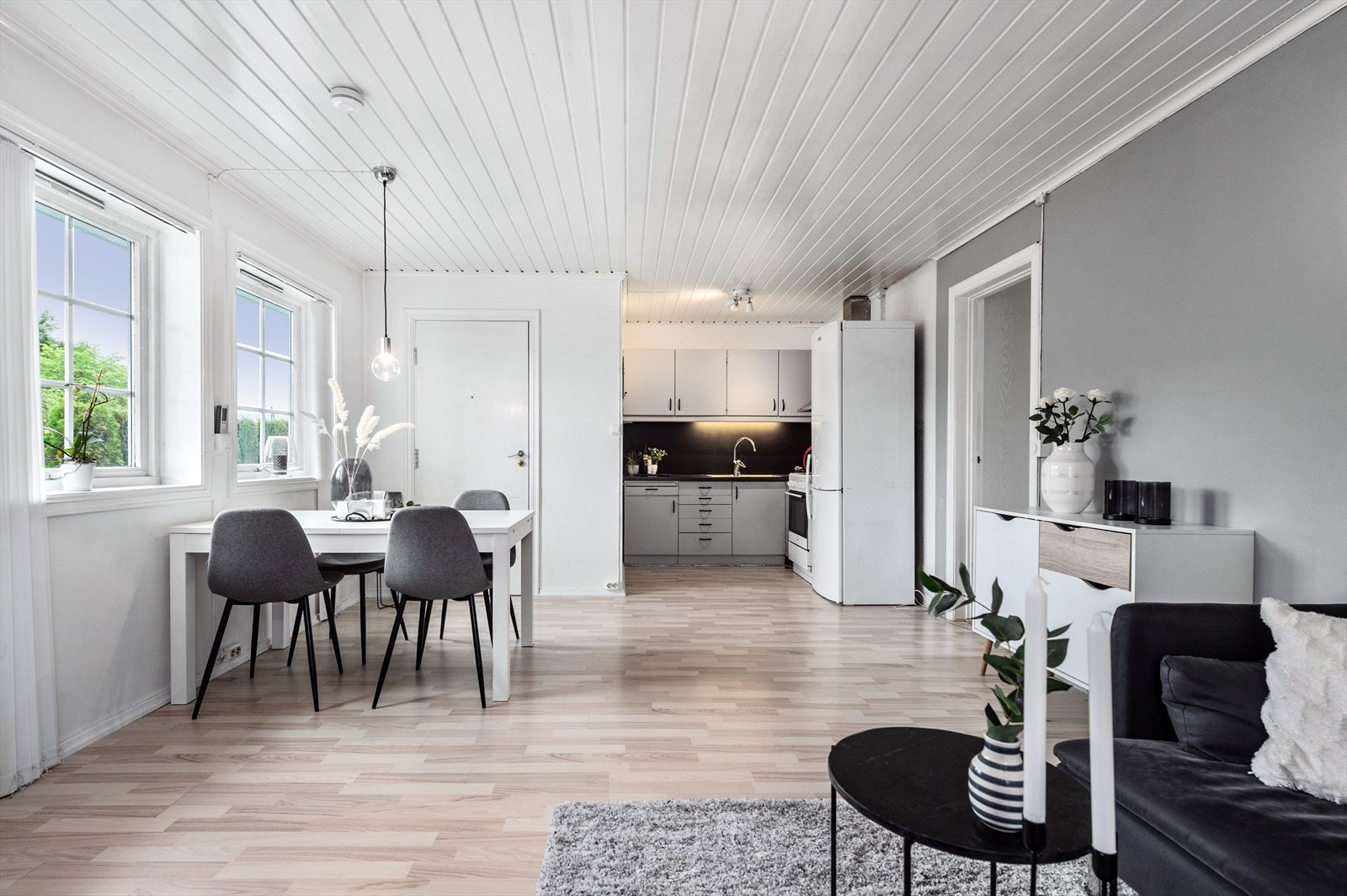 Fra entréen kommer man videre inn i leilighetens romslige stue/spisestue. Galleribilde