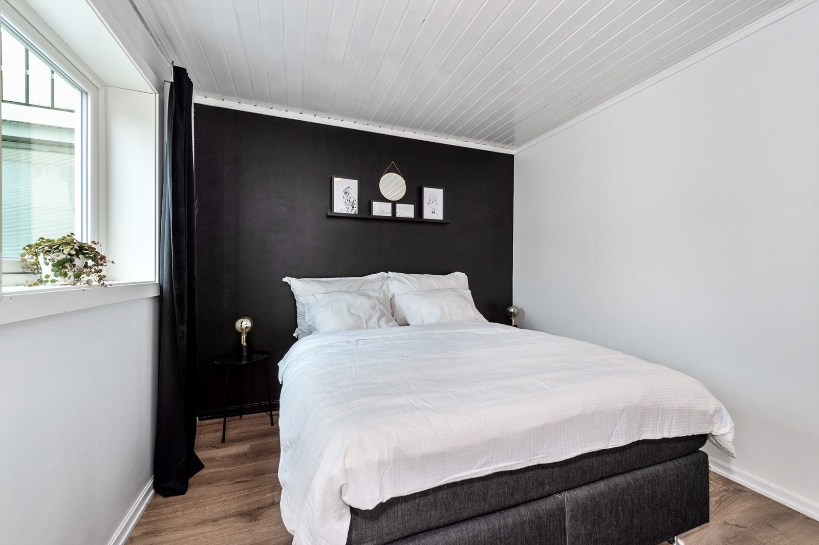 leiligheten byr på et soverom av god størrelse som vender mot stille område. Galleribilde