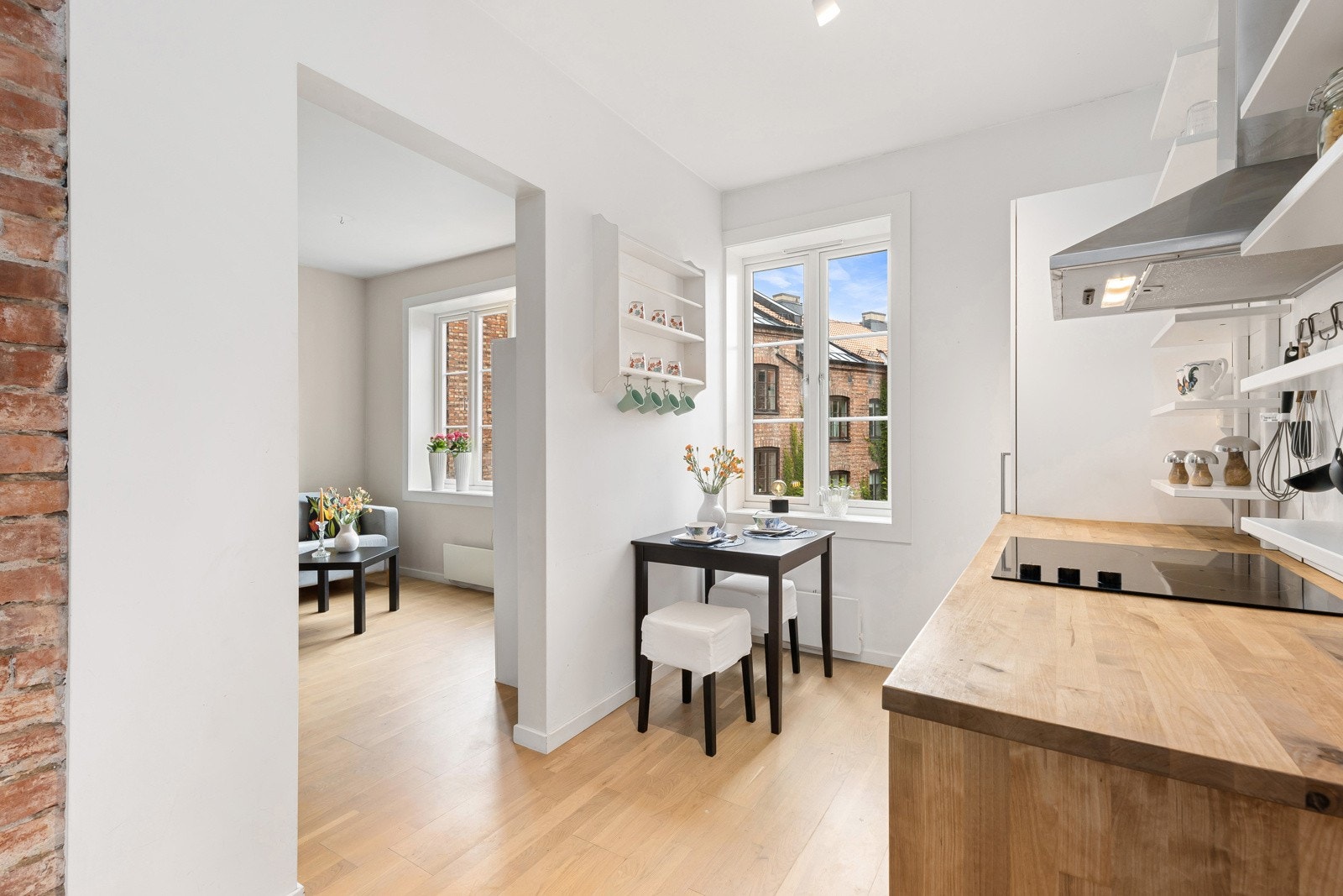 Videre får du et separat kjøkken med rikelig av skap- og benkeplass til oppbevaring og matlagning. Galleribilde