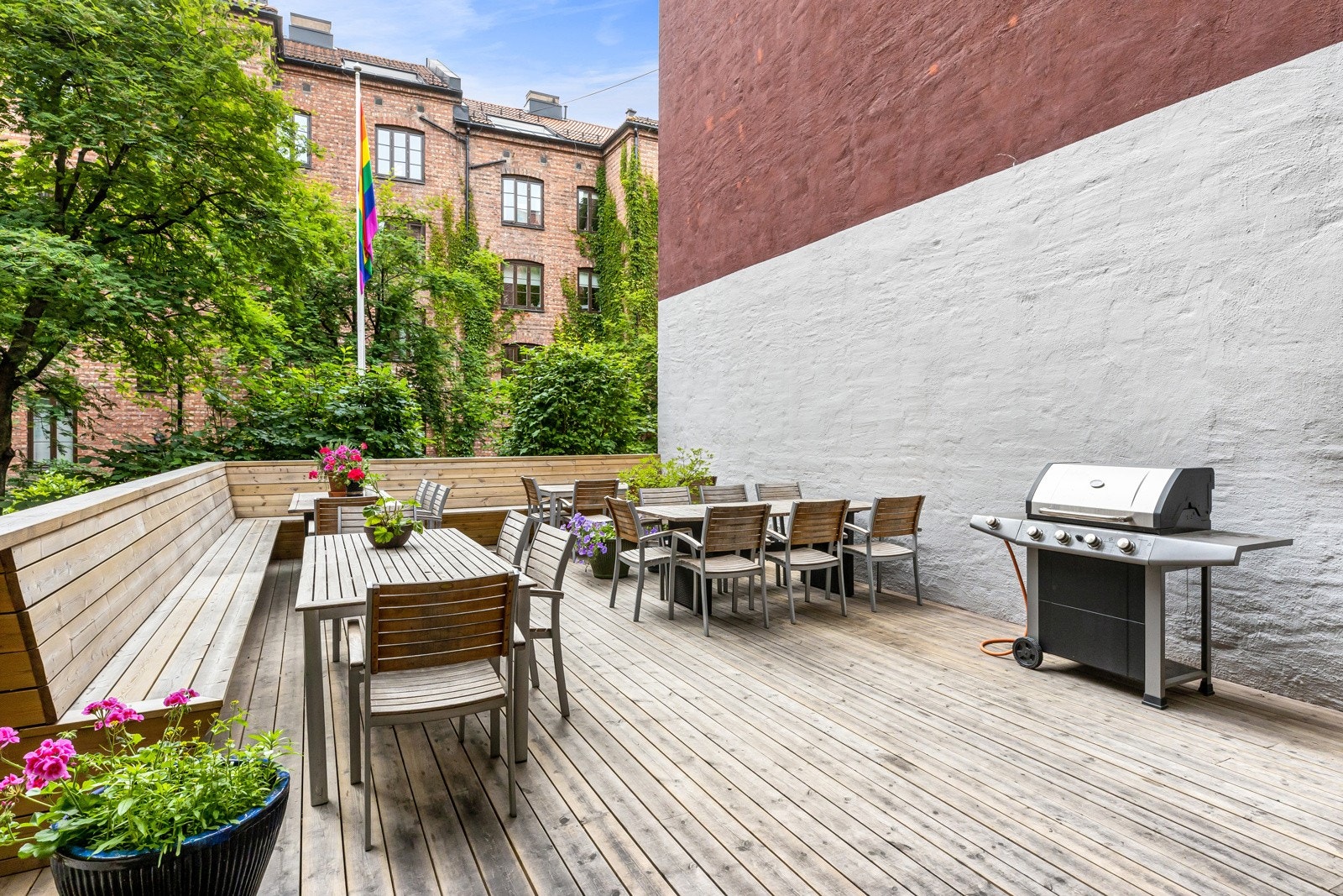 Borettslaget har pent opparbeidede fellesarealer og uteområder. Plattingen i bakgården har mange sitteplasser og gassgrill som disponeres av beboerne. Her kan man samle gjester på grilling. Galleribilde