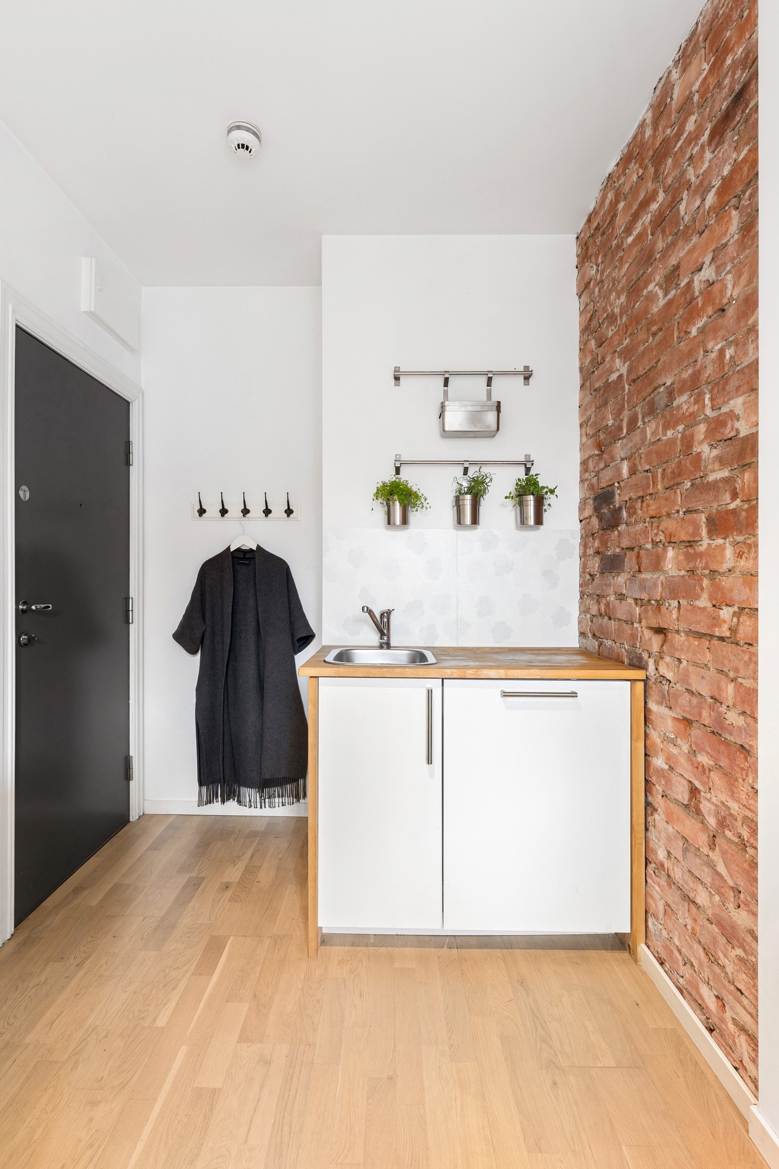 Bak inngangsdøren møtes du av en lys og innbydende leilighet. God plass til oppheng av yttertøyet. Galleribilde