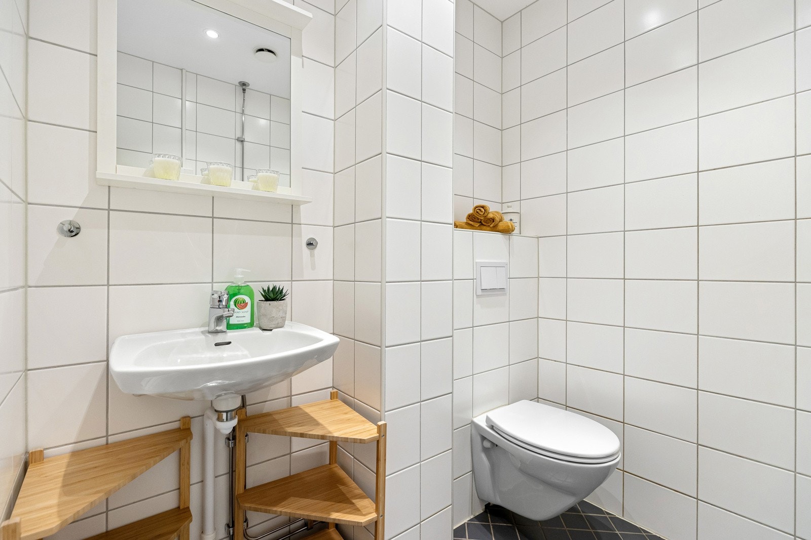 Pent flislagt bad fra 2014 rehabilitert i regi av borettslaget, med varmekabler i gulvet for ekstra komfort i hverdagen. Galleribilde