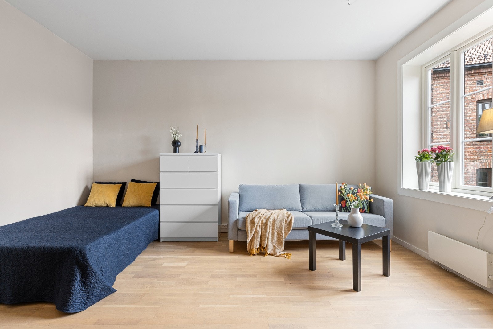 Plass til både sofa/sovesofa, seng, bord og annet tilhørende møblement. Galleribilde