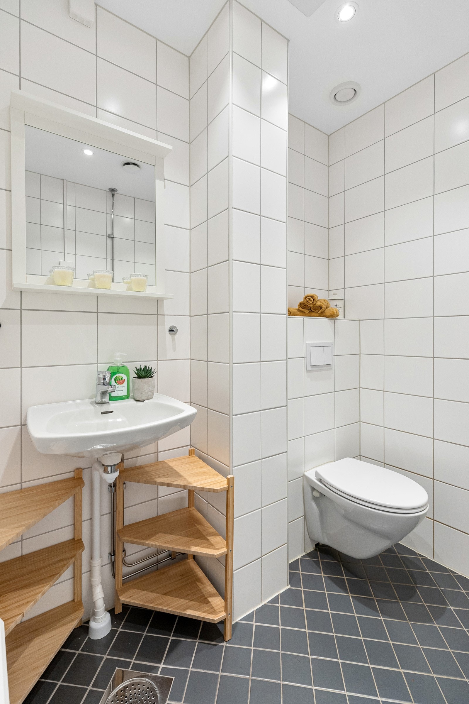 Badet ligger i oppgangen mellom 2. og 3. etasje, og det er kun denne leiligheten som har bruksrett. Galleribilde