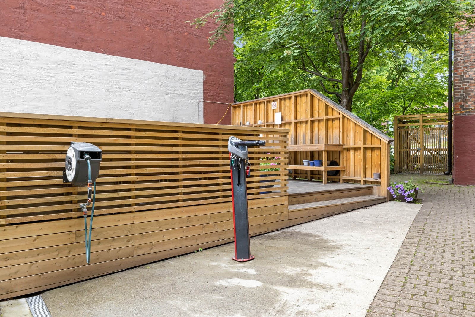 I bakgården er det vaskeopplegg og "verksted" til sykler. Galleribilde