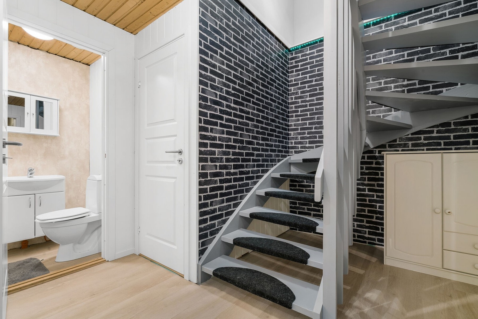 Wc i sokkeletasjen. Galleribilde