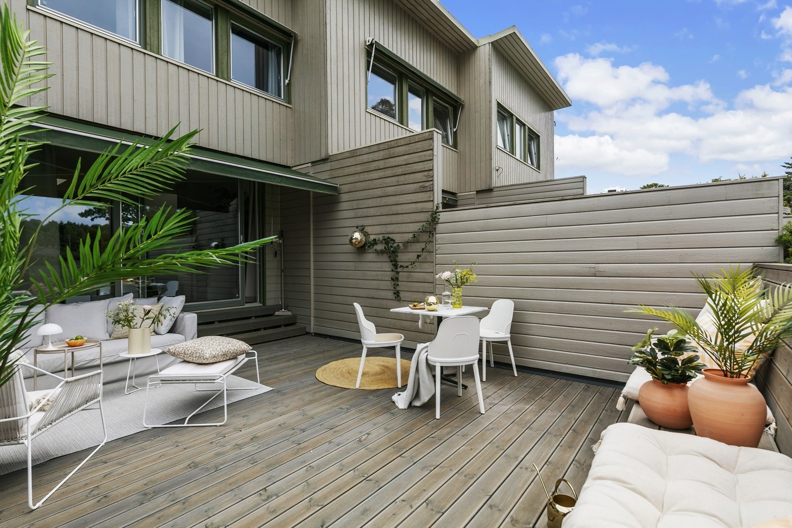 Her får du en lun og fin terrasse. Skjermet og solrik! Nye terrassebord 2021, utestikkontakter. Her kan man skape en idyllisk og grønn oase! Galleribilde