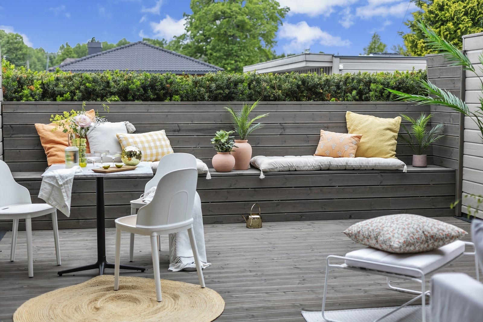 Her får du en lun og fin terrasse. Skjermet og solrik! Nye terrassebord 2021, utestikkontakter. Her kan man skape en idyllisk og grønn oase! Galleribilde