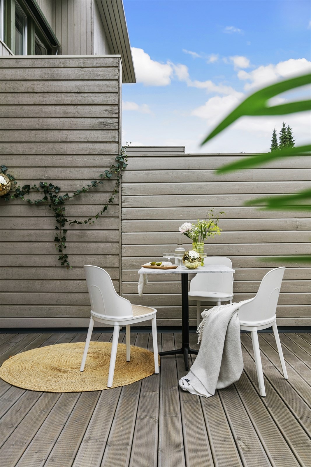 Her får du en lun og fin terrasse. Skjermet og solrik! Nye terrassebord 2021, utestikkontakter. Her kan man skape en idyllisk og grønn oase! Galleribilde