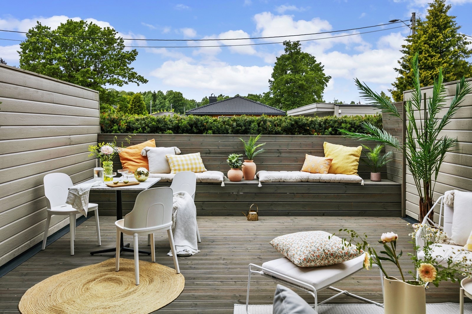 På den skjermede terrassen kan man nyte late dager i solen. Nye terrassebord 2021. Galleribilde