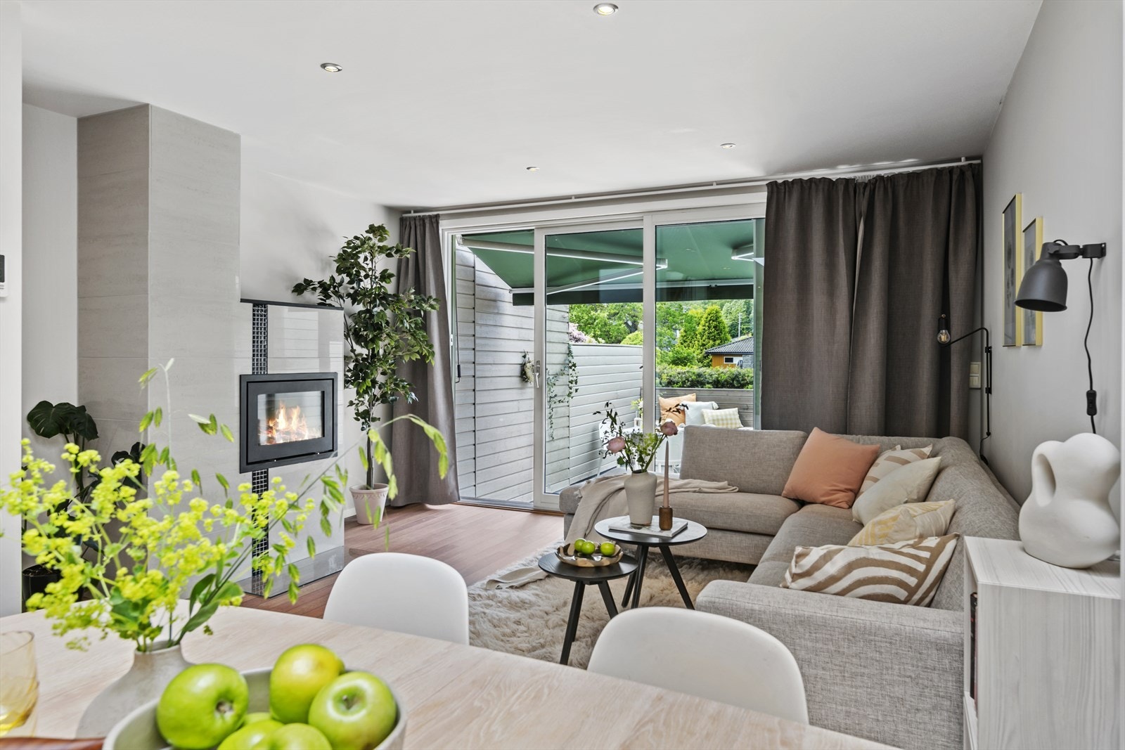 Stor skyvedør og vindu sørger for en lys og fin atmosfære. Hyggelig med peis, varmer godt gjør den også. Galleribilde