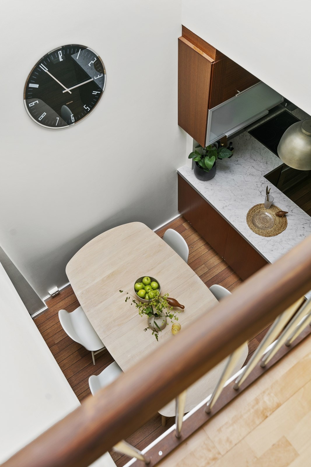 Åpent mellom første og andre etasje. Her ser man deler av lyssjakten, denne tilfører boligen noe helt spesielt Galleribilde