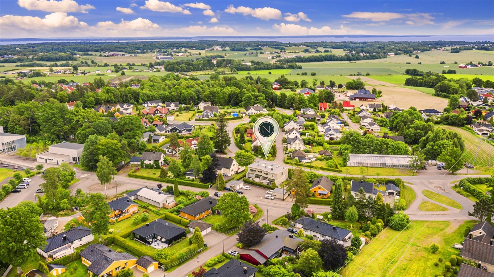 I området finnes barnehager, skoler, butikker og offentlig kommunikasjon. Et ettertraktet nabolag med et godt bomiljø. Galleribilde