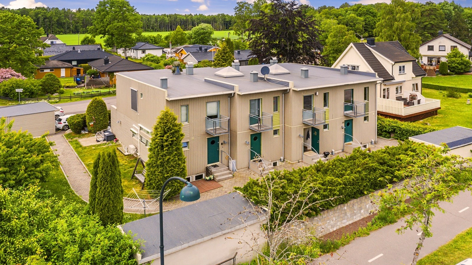 Thomas H. Møyland v/ Nordvik Tønsberg ønsker deg velkommen til en fint, innholdsrikt og moderne rekkehus på Eik Galleribilde