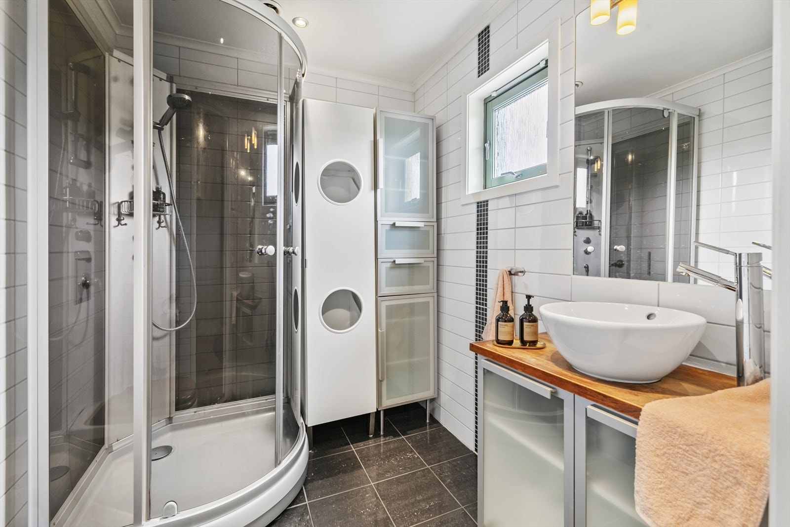 Bad i første etasje med kabinett, skap, wc og vask. Gulvvarme og downlights. Galleribilde