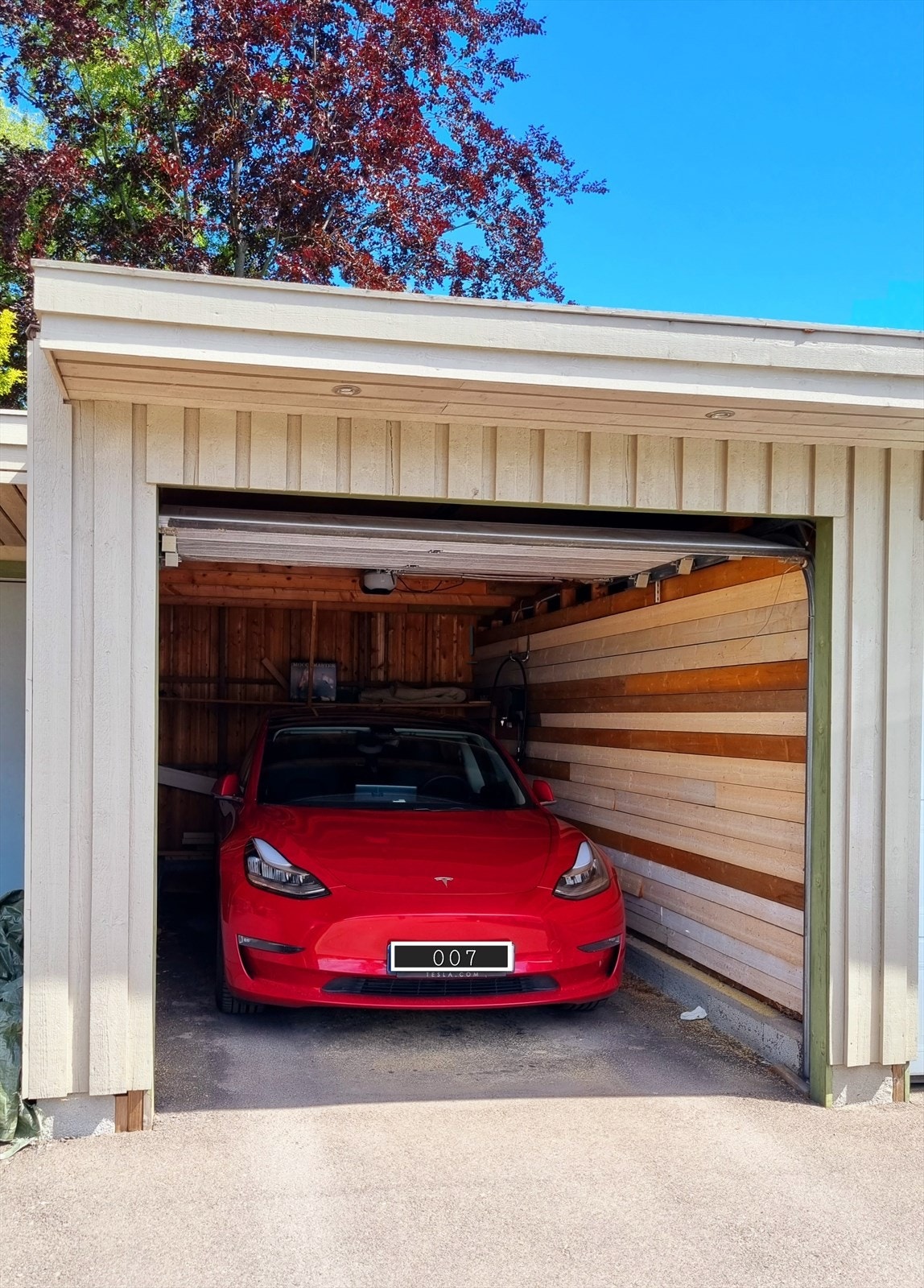 Garasje med ladeboks Galleribilde