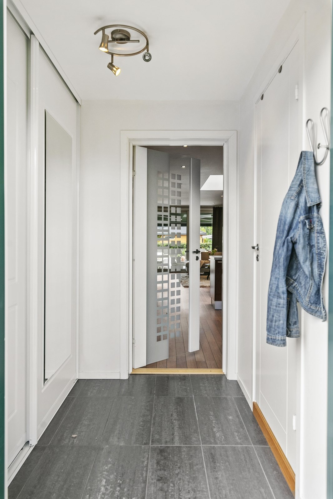 Entré med gulvvarme, fliser og skyvedørsgarderobe. Galleribilde