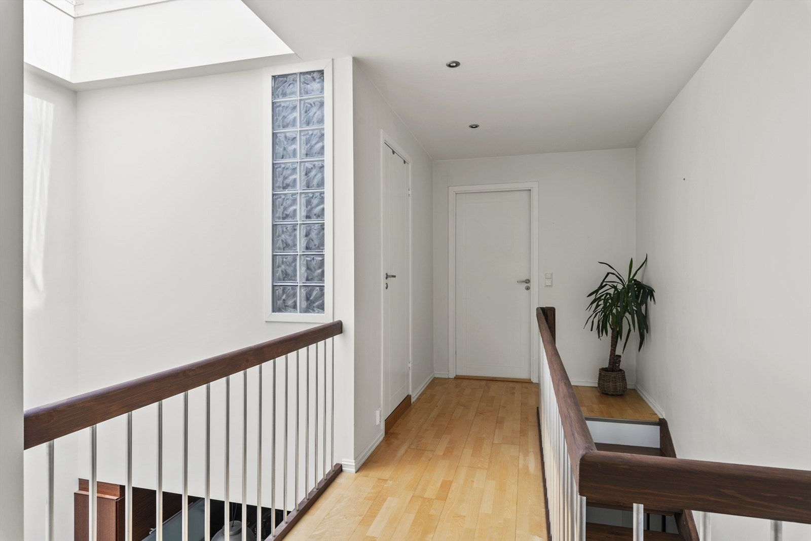 Trappehall i andre etasje, masse lys fra lyssjakten. Galleribilde